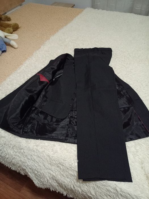 Продам подростковый костюм тройка.