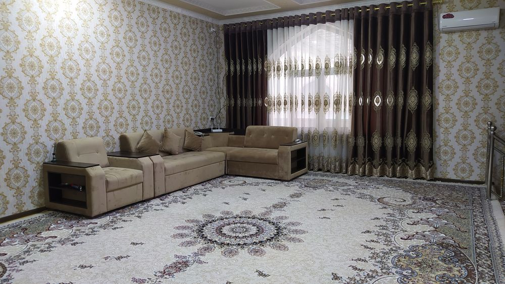 Угловой Мирдустим кучасида жойлашган 3 қаватли коттедж сотилади.