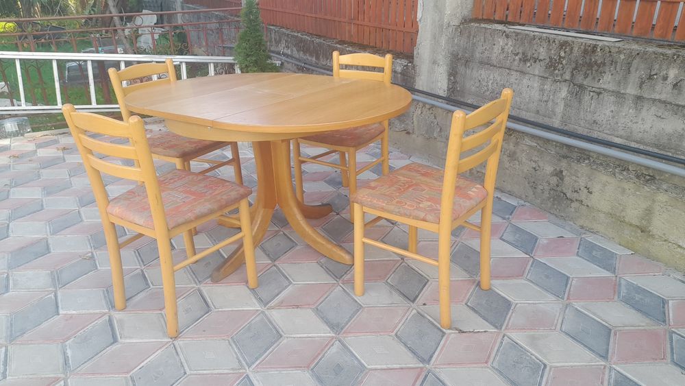 Masa cu 4 scaune extensibila din lemn masiv și pal