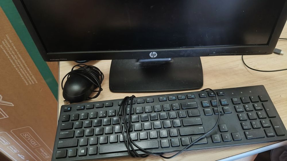 Monitor HP , tastatura si mouse