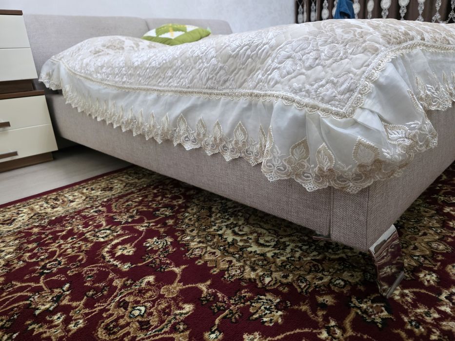 Продам двухспальную кровать с матрасом