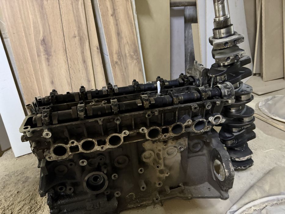 Блок двигателя 2джейзет 3л  коленвал … головка