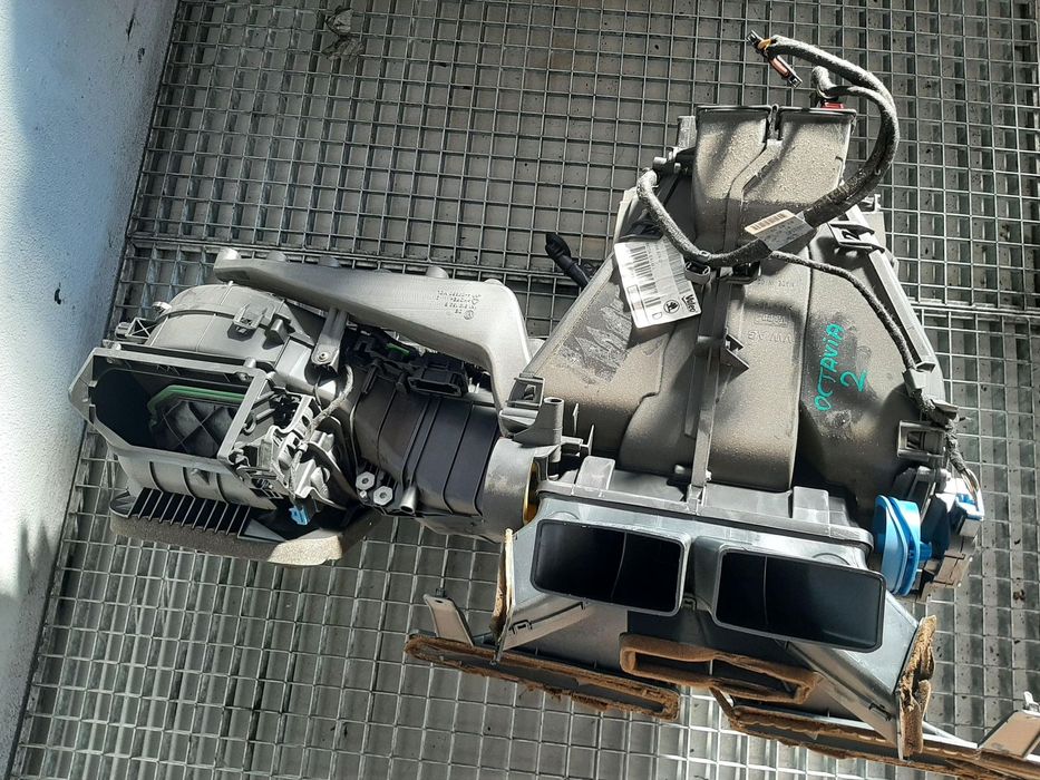 tulumba aer bord model cu ac skoda octavia 2 1z facelift  1z1820003fb