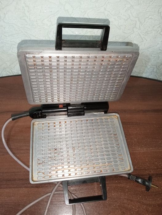Продам вафельницу советскую