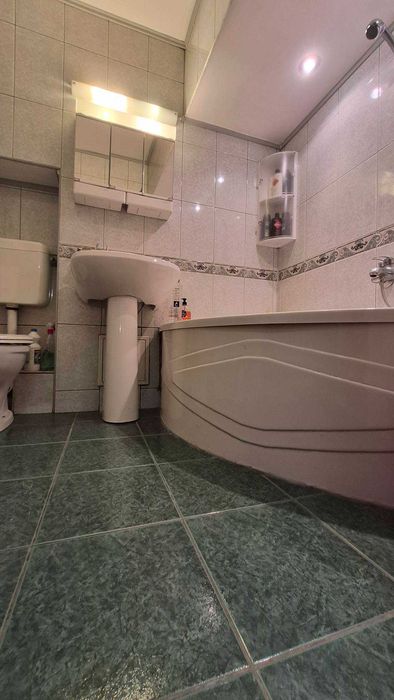 Apartament 3 camere la cheie in Onesti, zona de jos , 0757//678//898 .