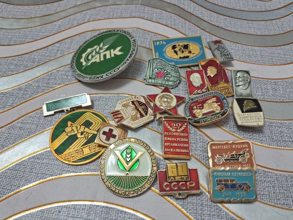 Хобби значки коллекционные
