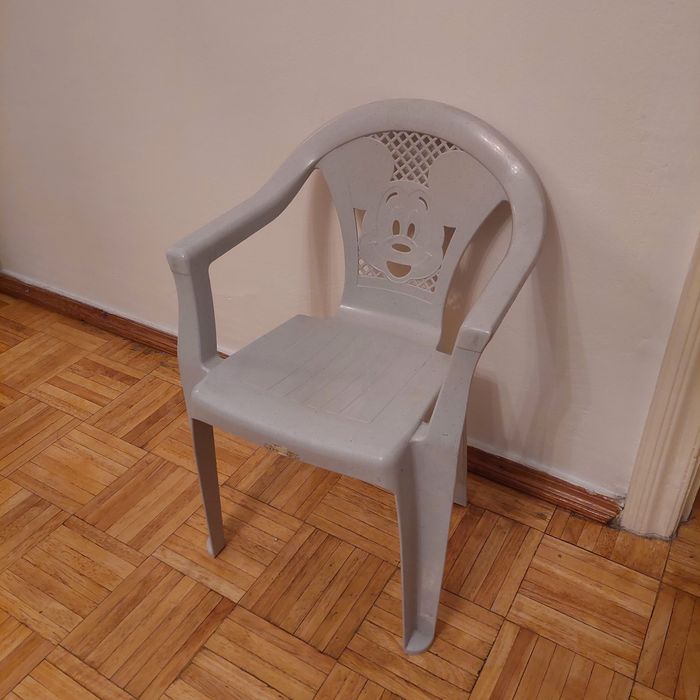 Стул детский, пластиковый.