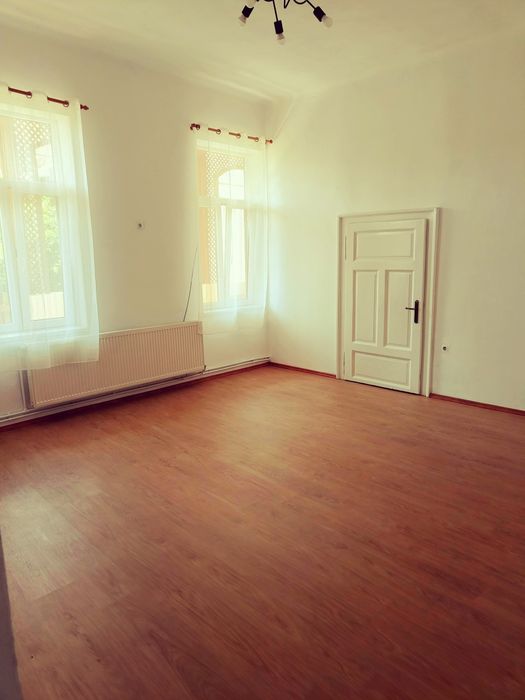 Apartament la curte