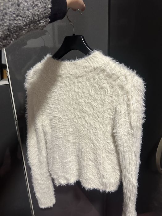 Бял пуловер без поло с камъчета