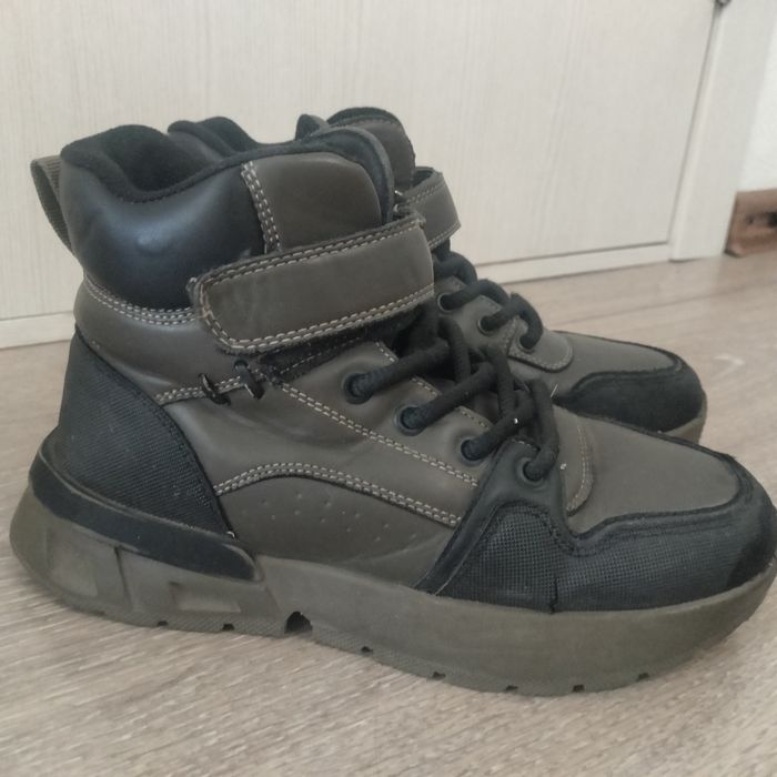 Продам зимние ботинки мальчиковые