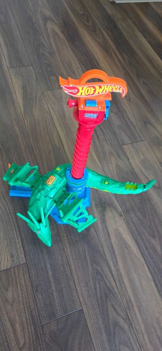 Продавам детски момчешки писти Hot Wheels