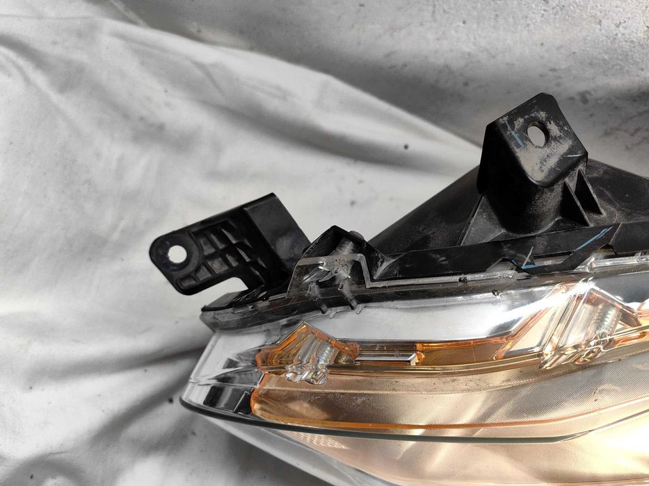 Оригинален фар Mitsubishi L200