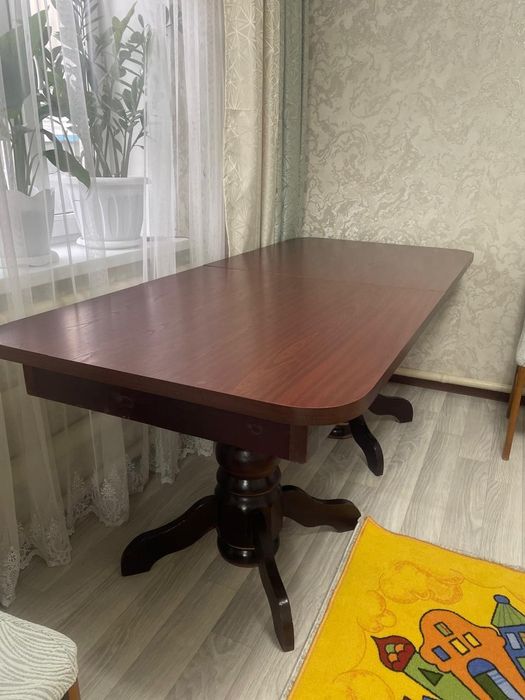 Гостевой стол в хорошем состояний