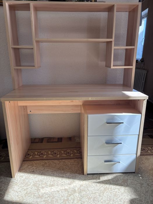 писменный стол с открытыми полками