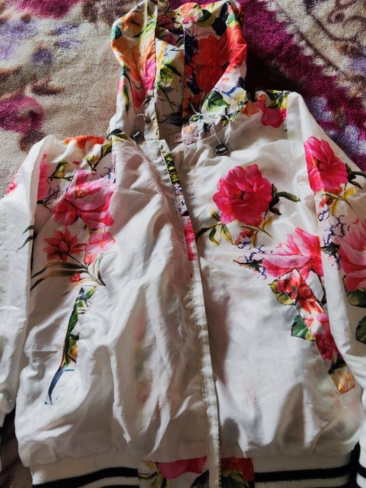 Куртки для девочек в отличном состояние