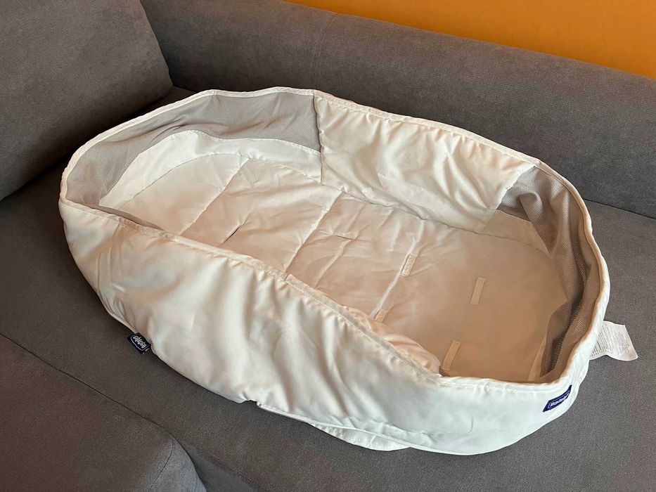 Cosulet Chicco Baby Hug AIR 4 in 1 (inclus kit masă, 2 saltele, 2 cearșafuri)