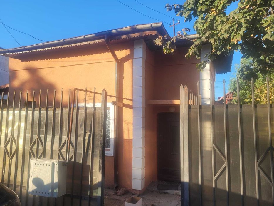 Casa cu 2 corpuri direct de la proprietar, acces din 2 străzi