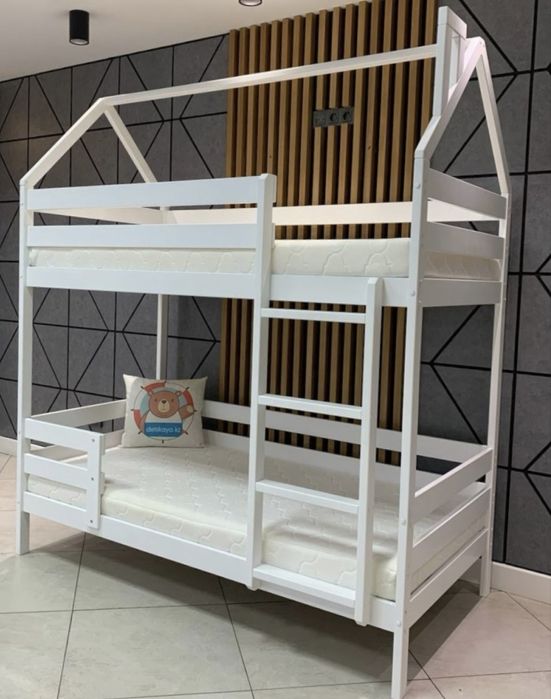 Двухярусная кровать и шкаф