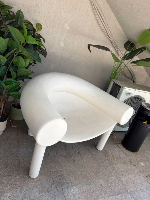 Fotoliu design sculptural alb (forma tubulara) - DEsigner Magis Sam Son armchair
