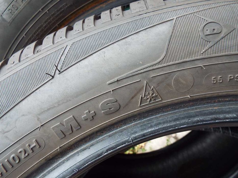vand 2 anvelope de iarna 215/60/17C dunlop pret 400ron ambele