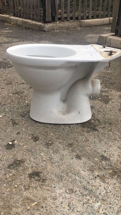 Продам унитаз б/у без бачка. Цена 10000.