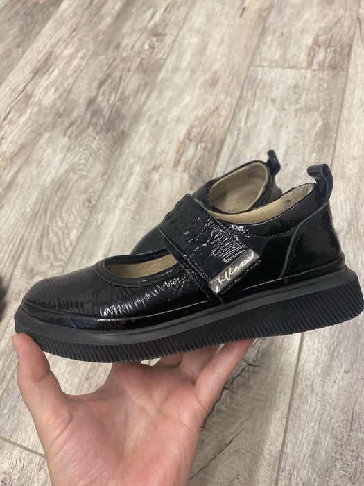 Продам школьные туфли