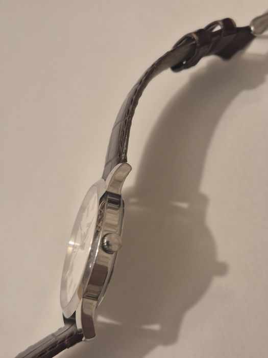 Vând ceas Tissot colectia T-Classic pentru bărbați, cadran 38 mm, design clasic, potrivit atât pentru ținută office, cât și pentru ocazii formale.