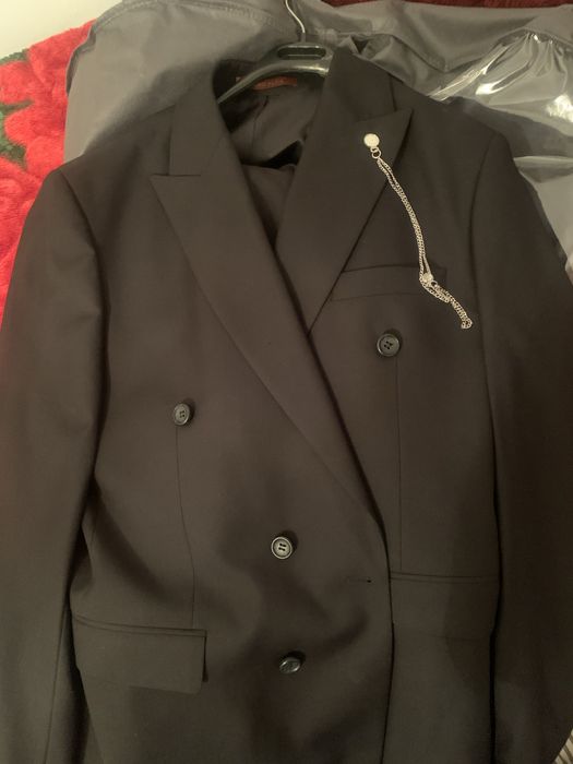 Продам двубортный костюм