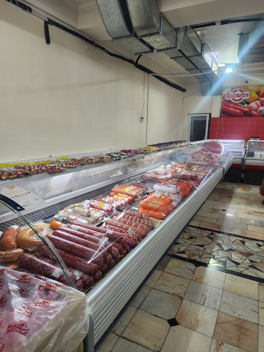 Magazin uchun vetrina polkalar xoladilnik