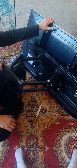 LG Телевизор с кранштейном lg