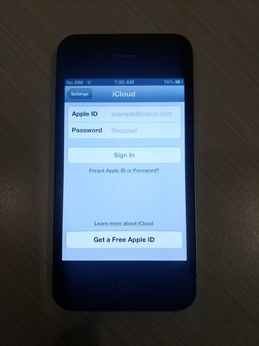 iPhone 4 + зарядно