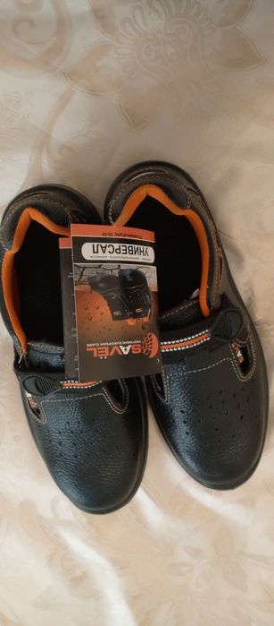 Продам  новые кожаные ботинки рабочие 42 размер .