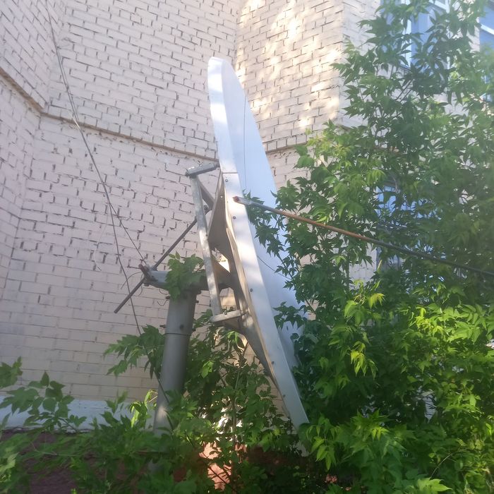 Параболическая спутниковая антенна