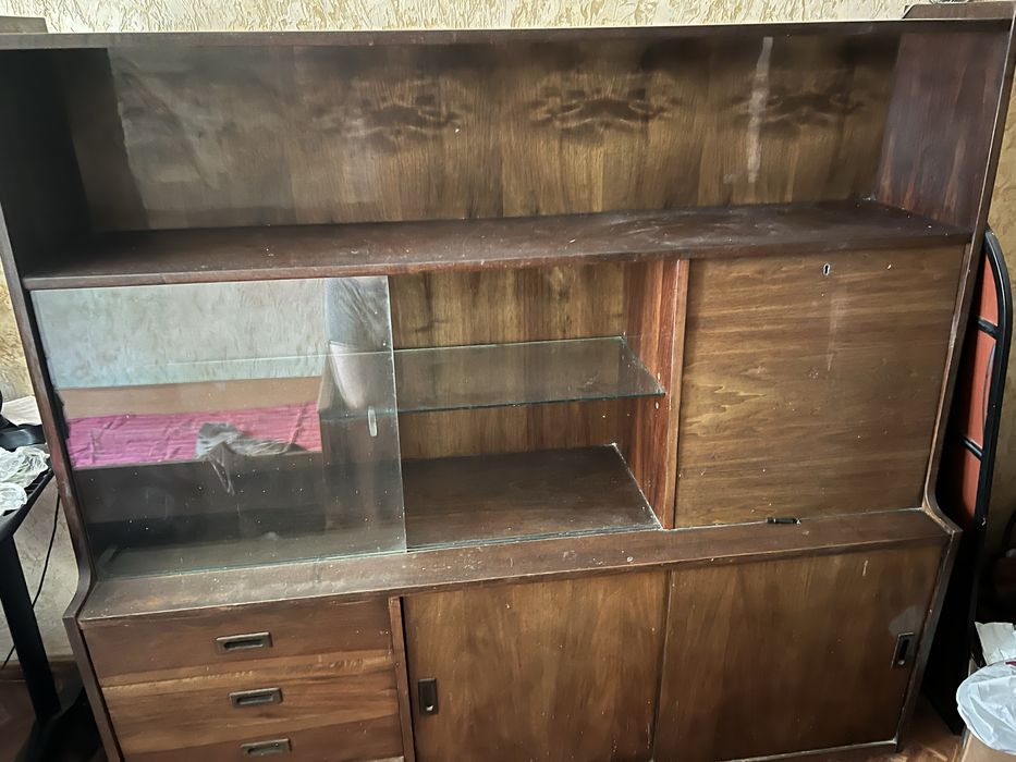 Одноместная кровать и два шкафа