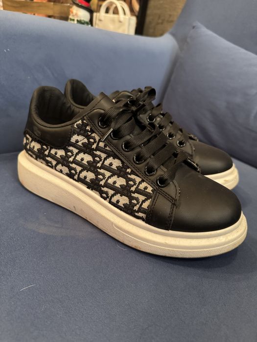 Кроссовки женские