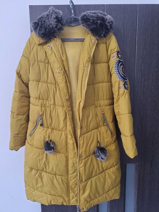 Geaca galben mustar  marimea L. Este folosita dar bine întreținuta.