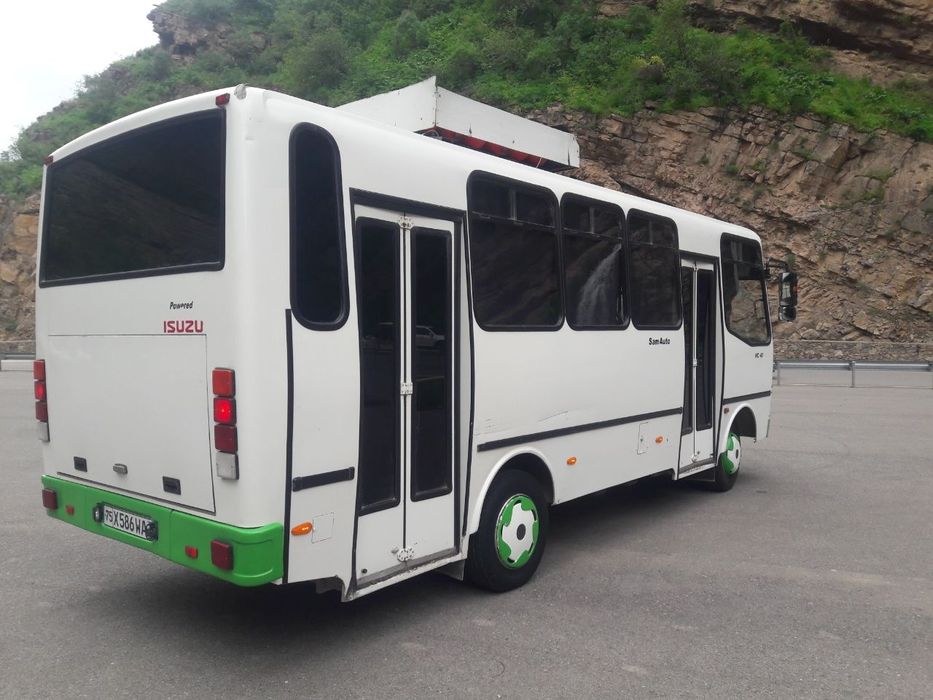 Isuzu avtobus.            .