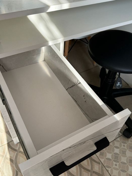 маникюрный стол новый