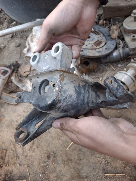 Пердняя подушка двс Toyota Auris