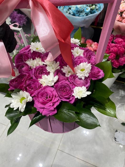 Savatli gullar korzinkali gullar tabiiy atirgul