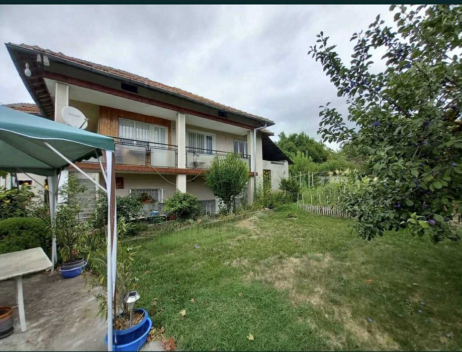 Масивна двуетажна къща