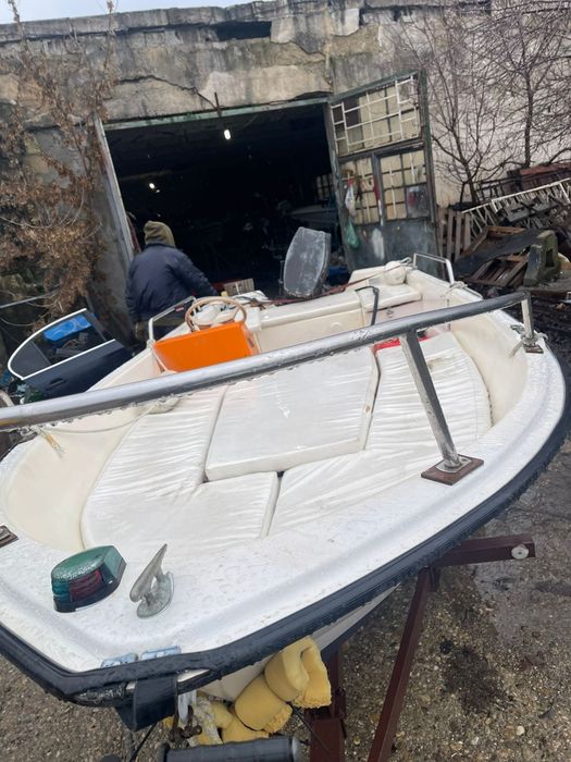 Barca 420m fibra cu motor 25 cp/2t