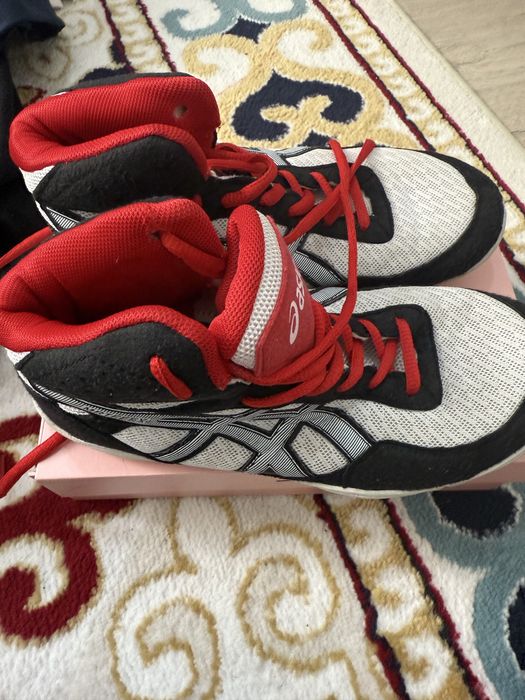 Борцовка Asics сатылады.