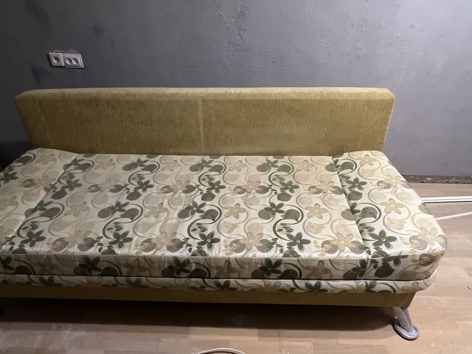 Диван срочно.
