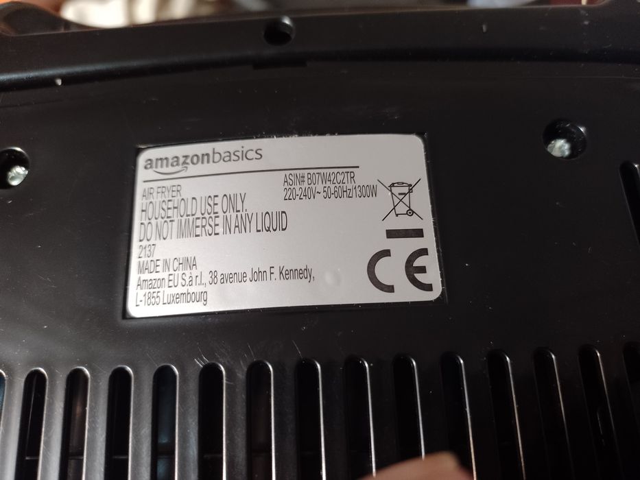 De vînzare Friteuza electrica clasica  fără  ulei + 100 tăvii de copt