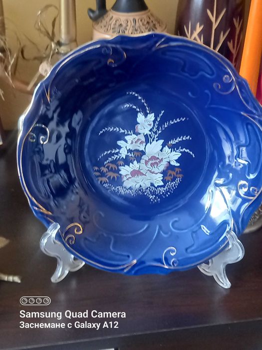 Нежни вази и плато-кобалтово синьо