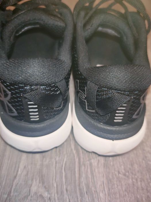 Adidași Under Armour