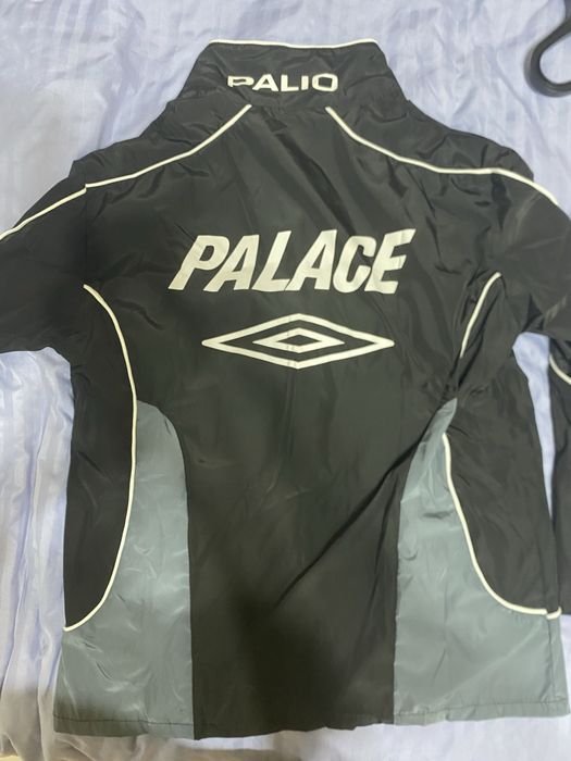 Ветровка легка.