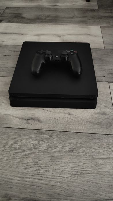PlayStation 4 (PS4) + controller