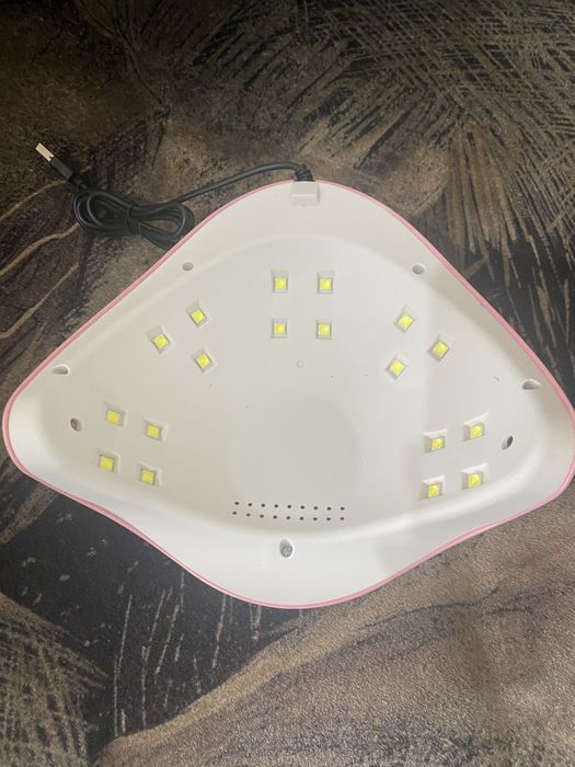 Лампа за нокти.